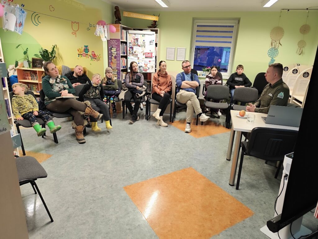 grupa osób w bibliotece