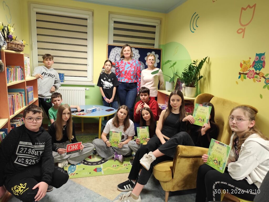 Grupa dzieci w bibliotece