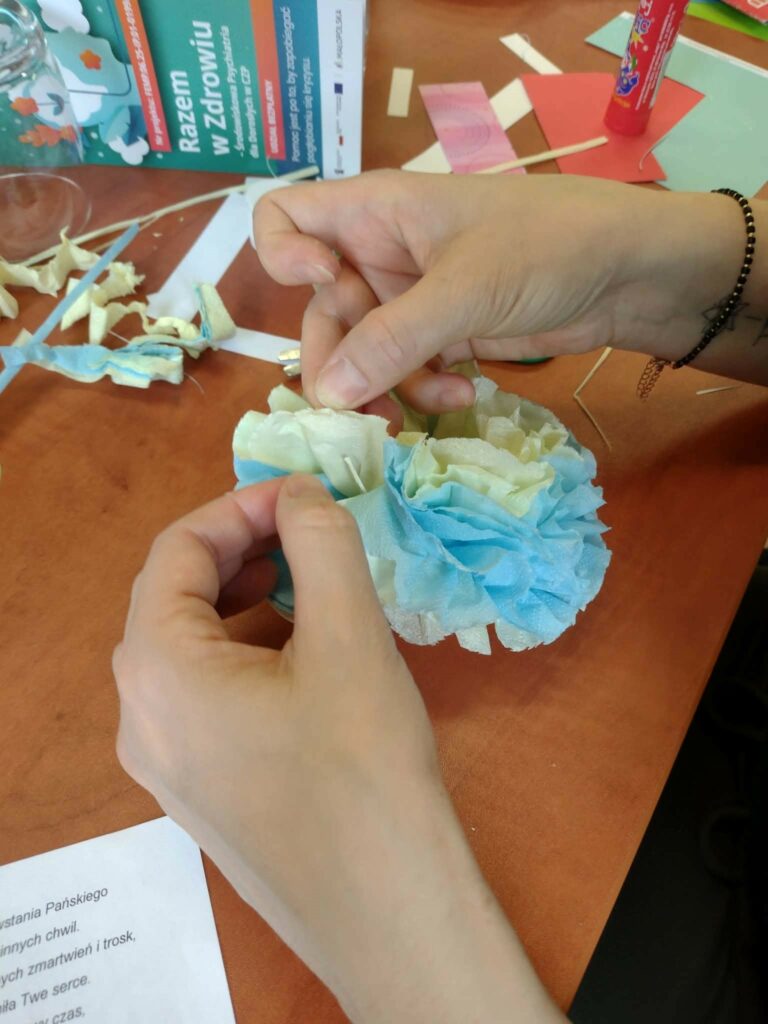 dłonie podczas wykonywania ozdób 