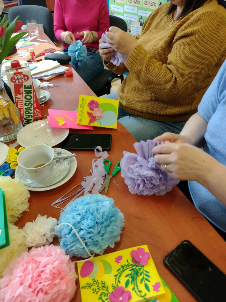 kobiety wykonujące ozdoby