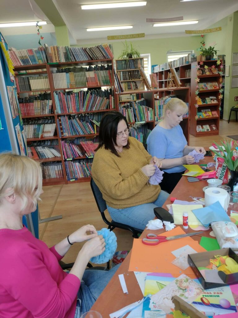 kobiety przy stole w bibliotece podczas warsztatów