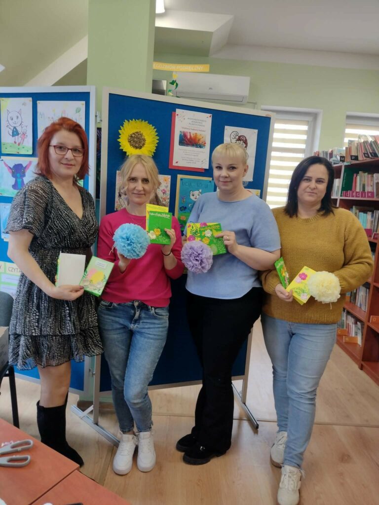 grupa kobiet z ozdobami świątecznymi