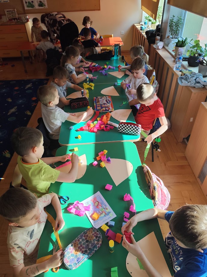 dzieci przy stole podczas zajęć plastycznych