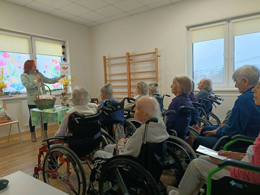 grupa osób na  wózkach inwalidzkich