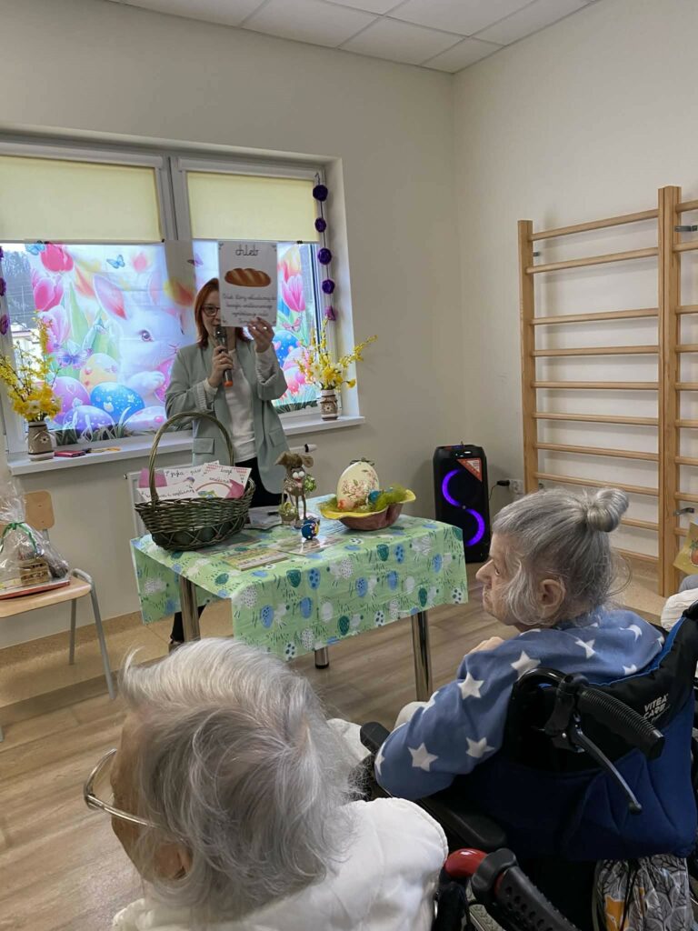 Osoba trzymająca książkę przed soba