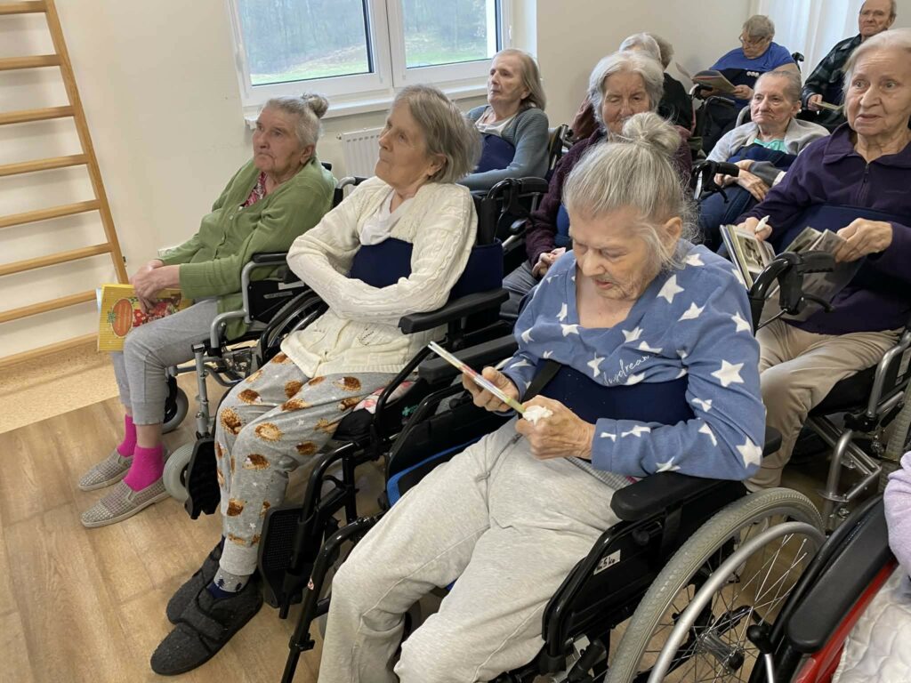 grupa starszych osób na wózkach inwalidzkich