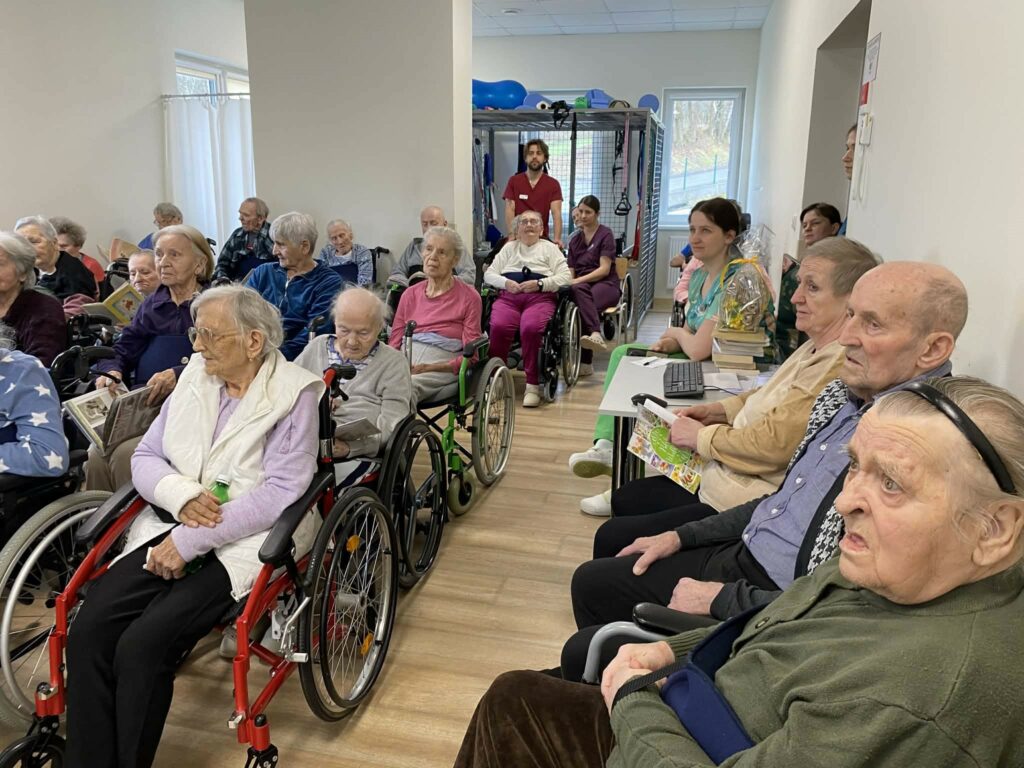 grupa starszych osób na wózkach inwalidzkich