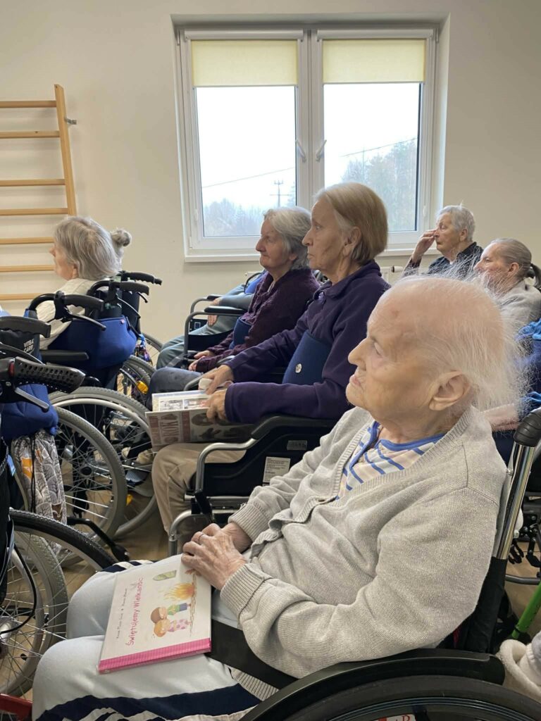 grupa starszych osób na wózkach inwalidzkich