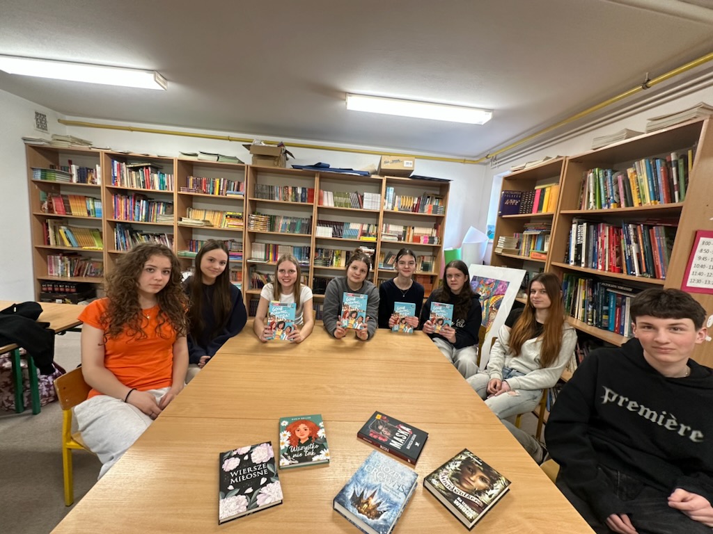 grupa osób w bibliotece