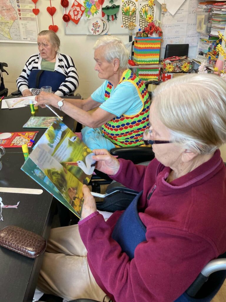 grupa seniorów przy stole