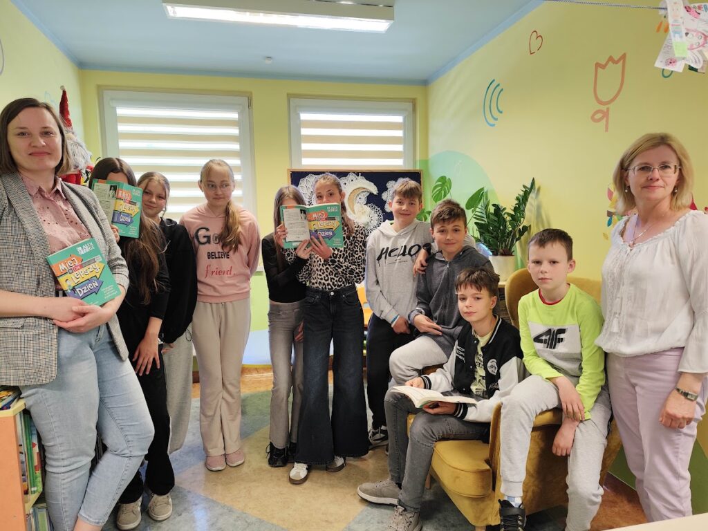 grupa osób w bibliotece