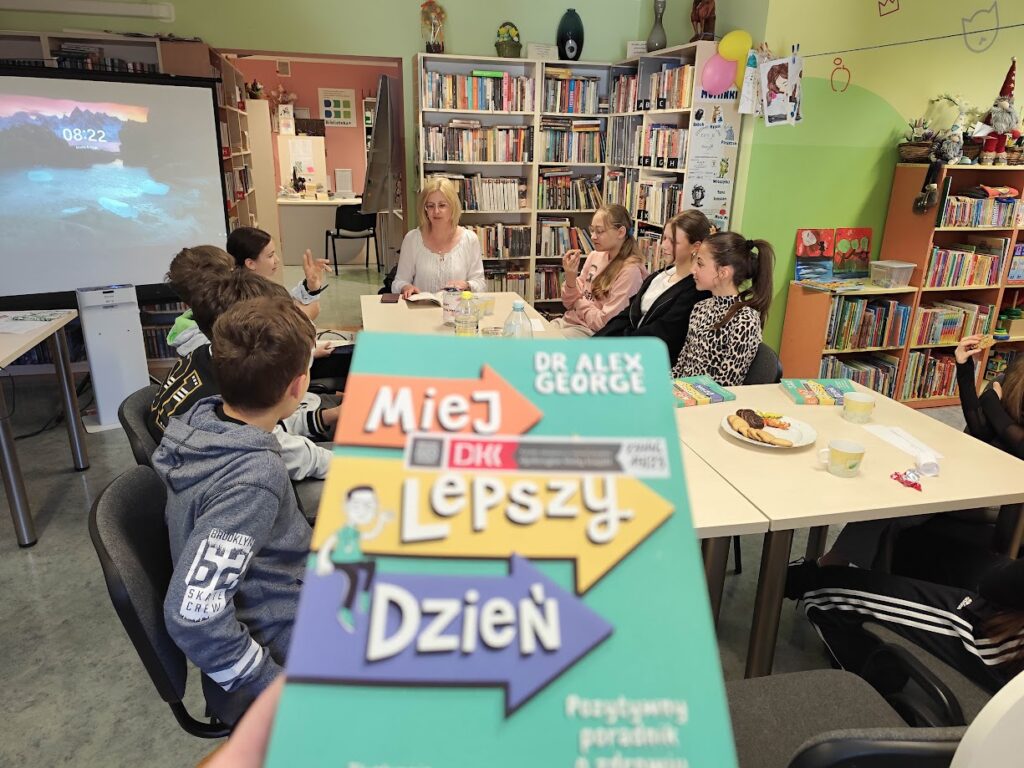 grupa osób w bibliotece