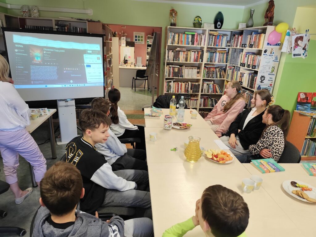 grupa osób w bibliotece