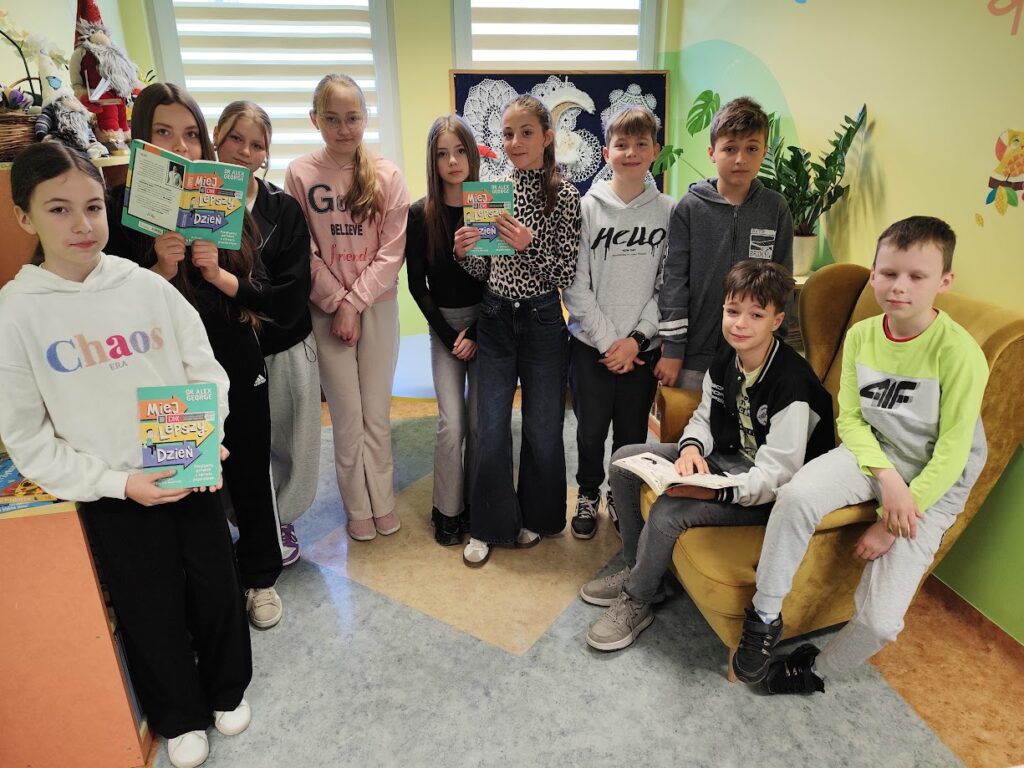 Piękna, słoneczna aura sprzyjała literackim wędrówkom, dlatego 16 kwietnia członkowie Dyskusyjnego Klubu Książki wyruszyli w niezwykłą podróż. Tym razem tropiliśmy tajemnice współczesnych morderstw, zagadkę zaginionej świętej księgi bogomiłów oraz historię kości Jana Chrzciciela, przenosząc się między dzisiejszą a historyczną Bułgarią.

Druga część spotkania była dla nas szczególnie uroczysta – mieliśmy zaszczyt gościć wyjątkową postać, pana Maksymiliana Krasa. Ten pochodzący z Siedlisk, wszechstronnie wykształcony i zasłużony dla lokalnej społeczności autor, jest tegorocznym laureatem statuetki Melaniusza, przyznawanej za wybitną działalność na rzecz miasta i gminy Tuchów.

Podczas spotkania autorskiego pan Maksymilian w niezwykle interesujący sposób opowiadał o swojej najnowszej książce pt. „Trzy drogi – jeden dom. Dzieje rodu Krasów”. Publikacja ta stanowi cenne źródło faktów historycznych i jest świadectwem regionalnej tożsamości. Na zakończenie autor podarował bibliotece egzemplarz z własnoręcznym autografem – ta pamiątka z pewnością wzbogaci nasz księgozbiór i będzie cieszyć kolejne pokolenia czytelników.