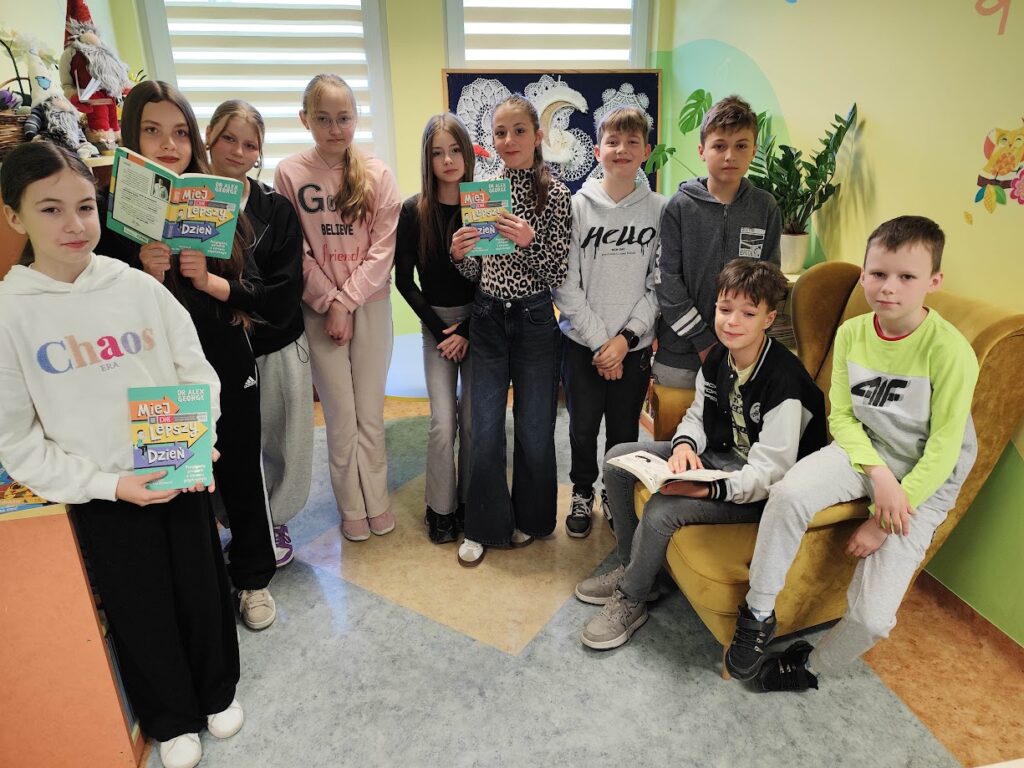 grupa dzieci w bibliotece
