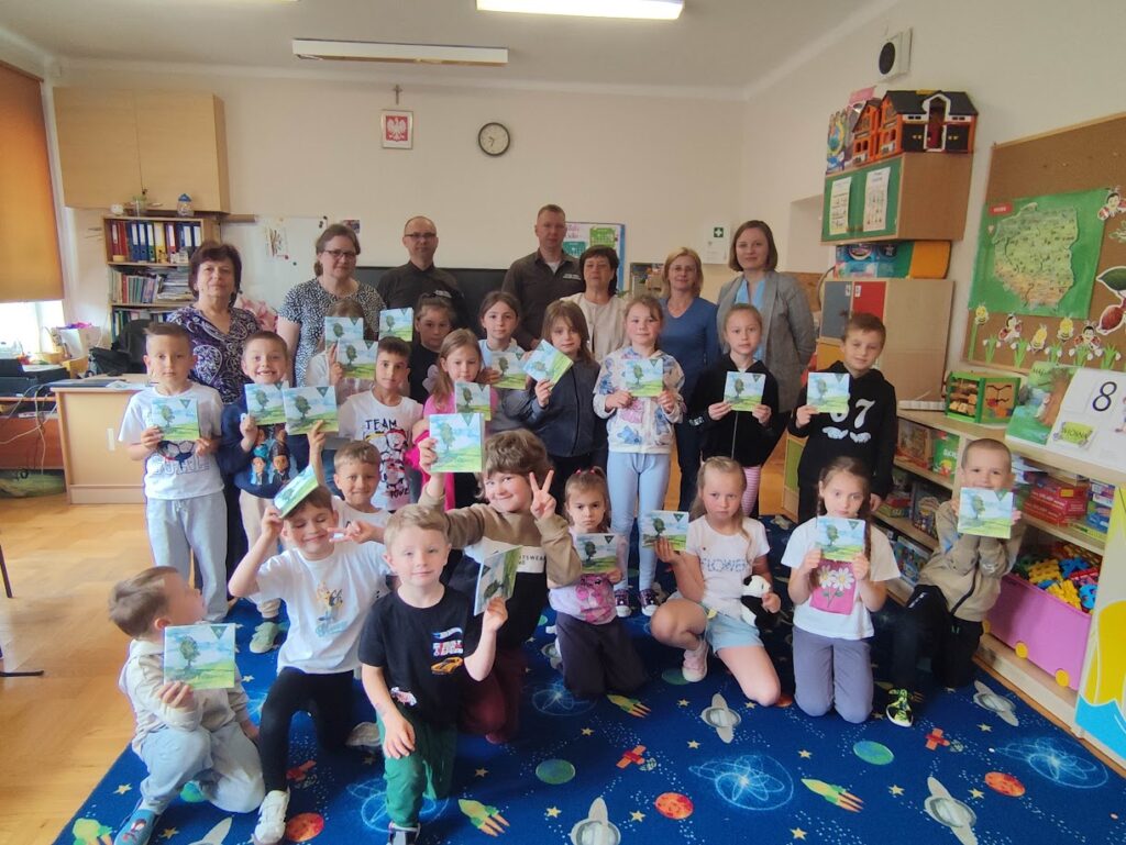 grupa dzieci w bibliotece