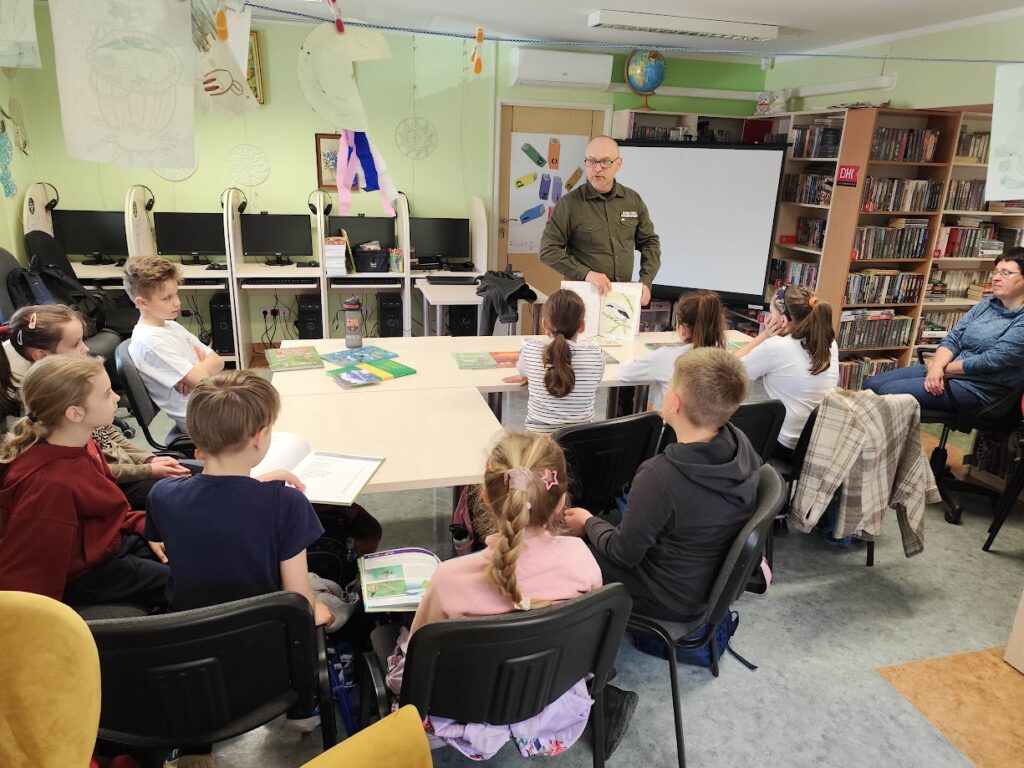 grupa dzieci w bibliotece