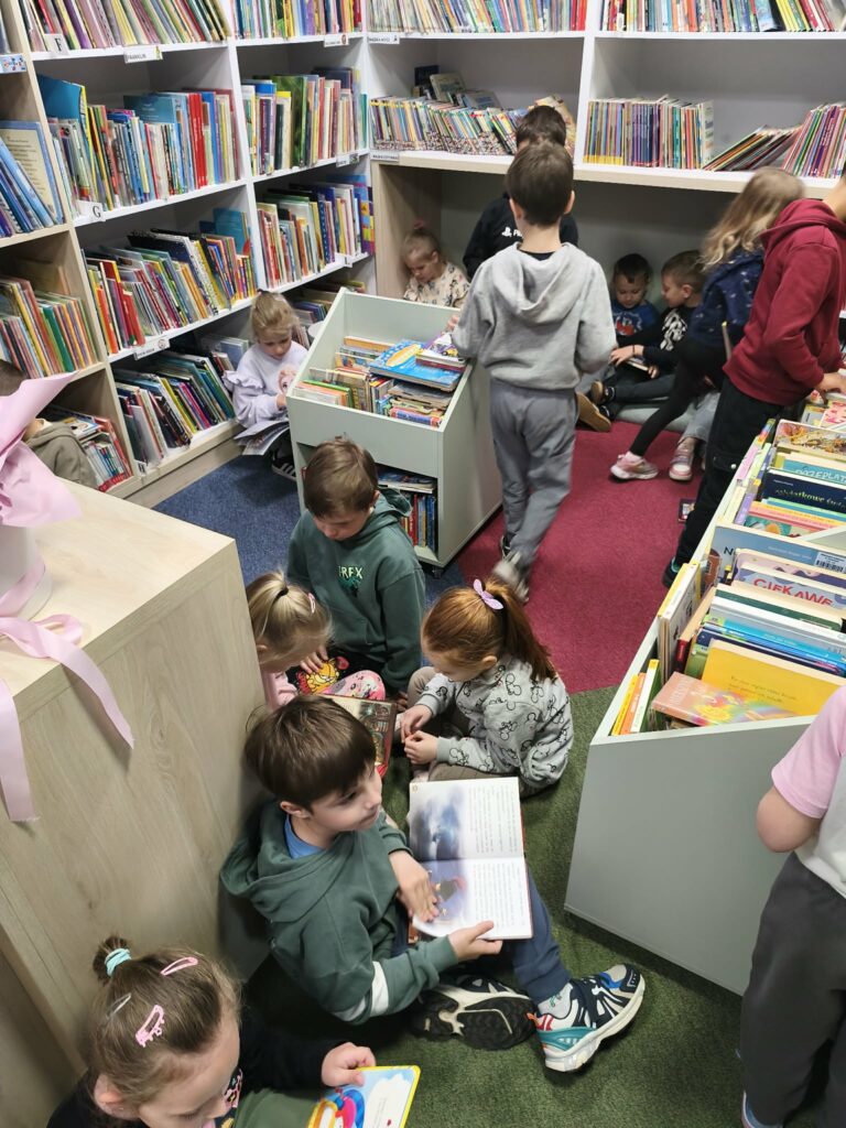 grupa dzieci w bibliotece