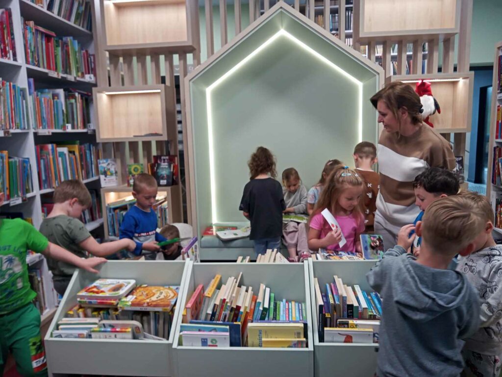 grupa dzieci w bibliotece