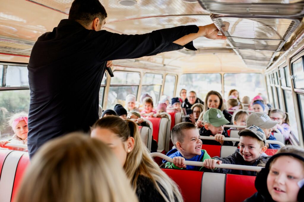 dzieci w autobusie