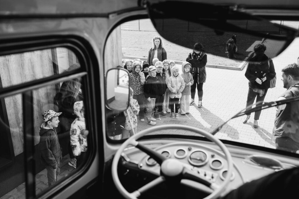 dzieci w autobusie