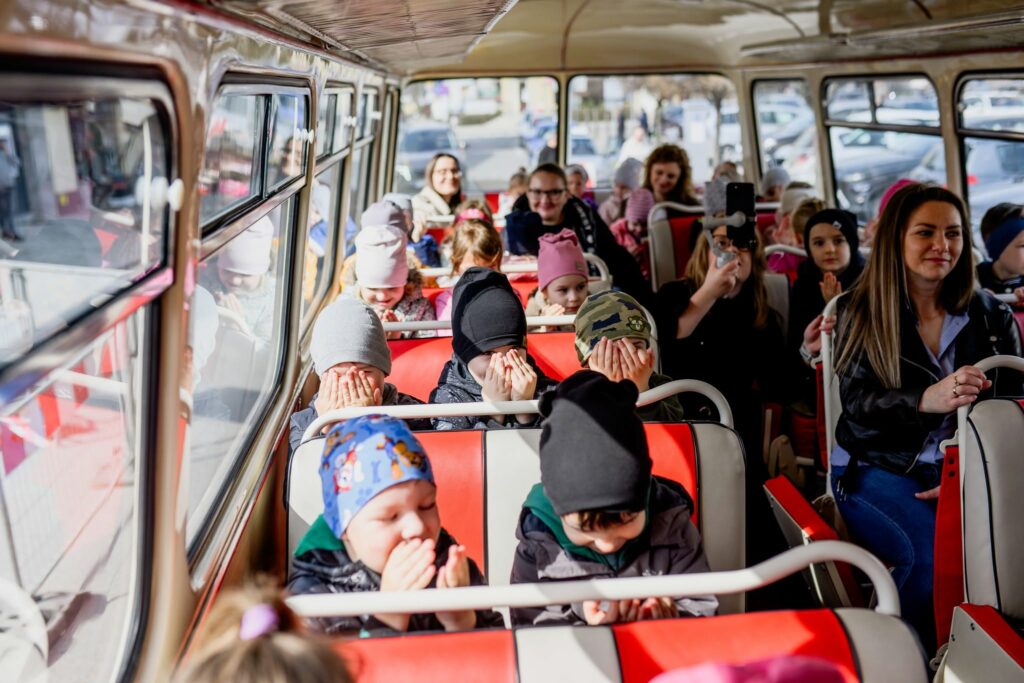 dzieci w autobusie