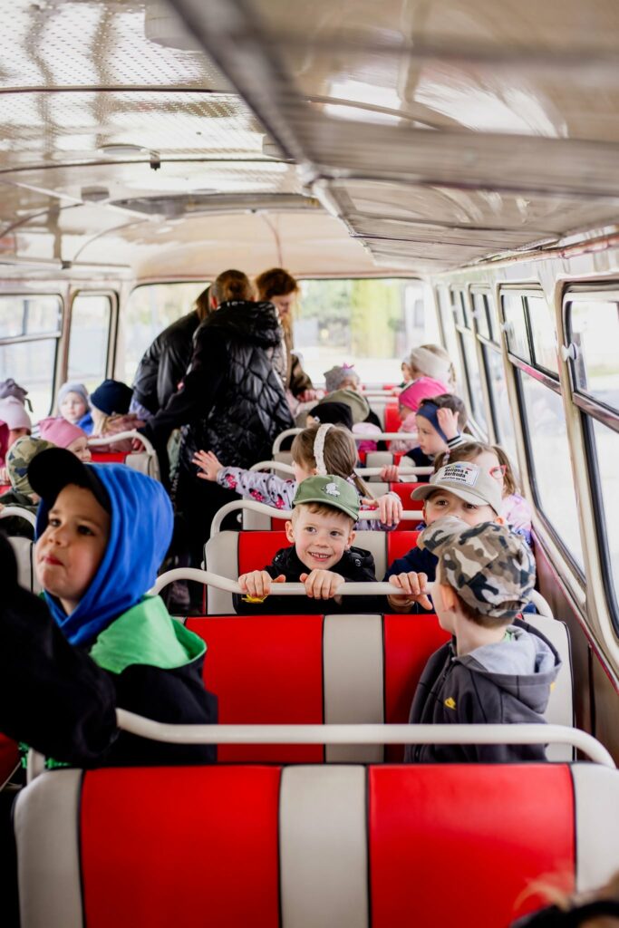 dzieci w autobusie