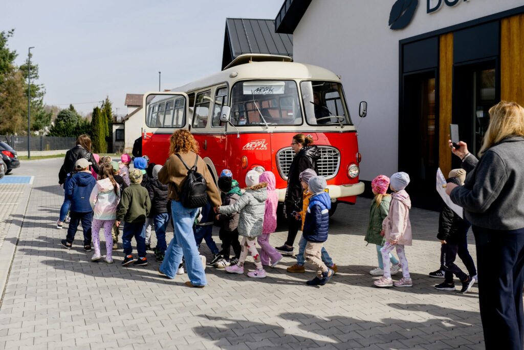 dzieci w autobusie
