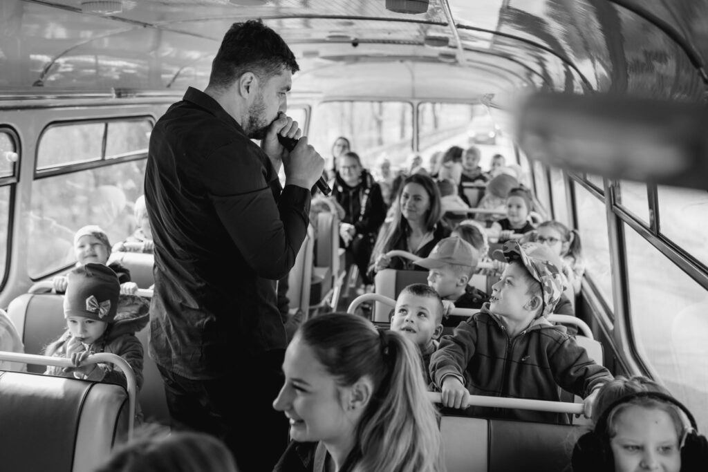 dzieci w autobusie