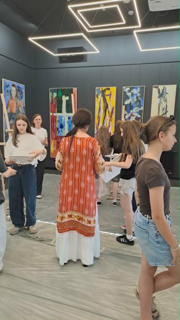kilka osób  w galerii obrazów