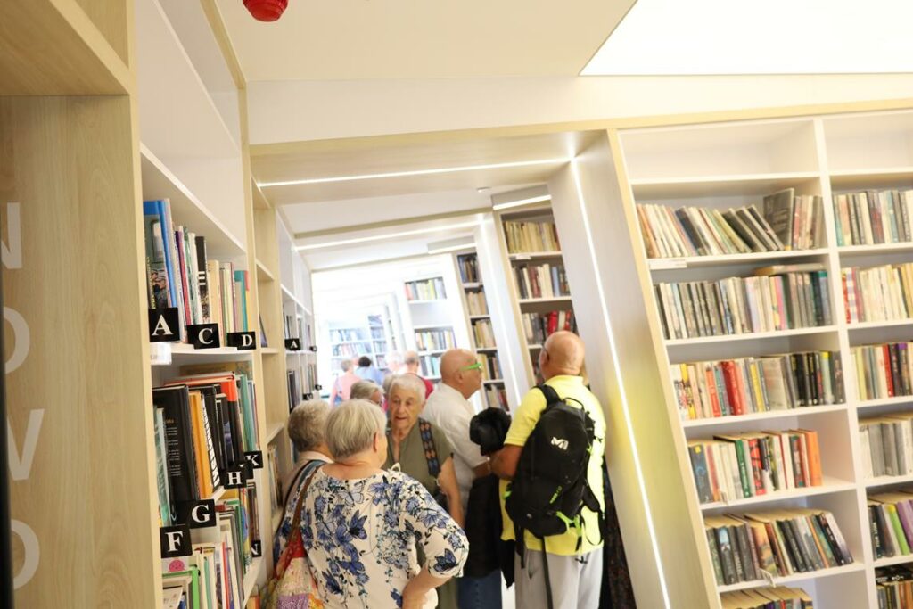 grupa osób w bibliotece