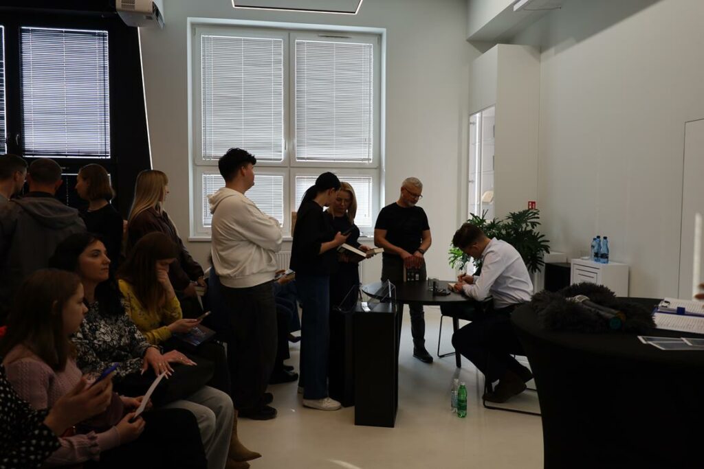 pisarz rozdający autografy