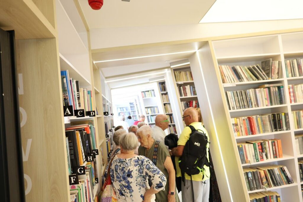 grupa osób w bibliotece
