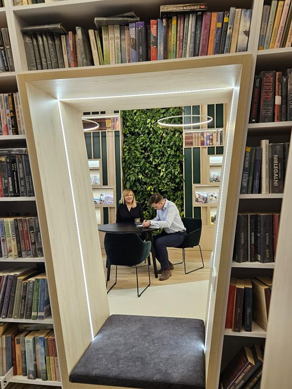dwie osoby w bibliotece