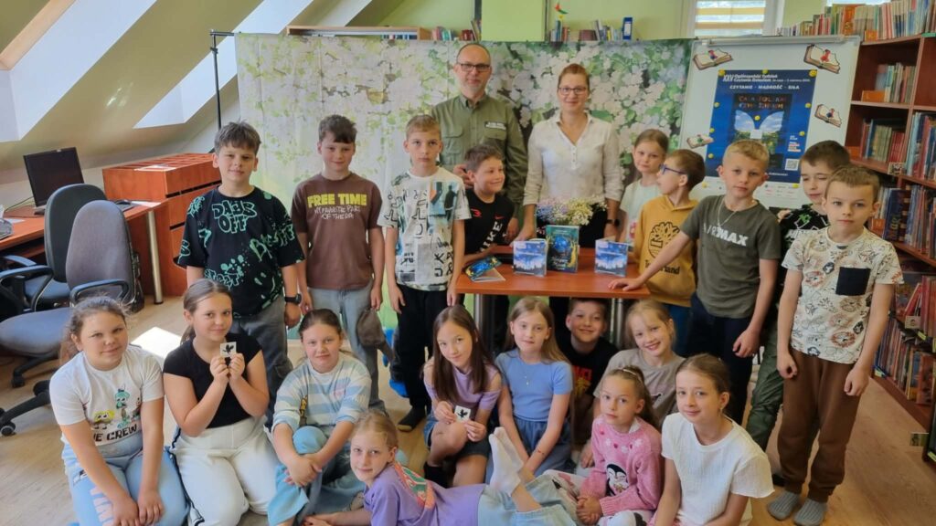 grupa dzieci w bibliotece