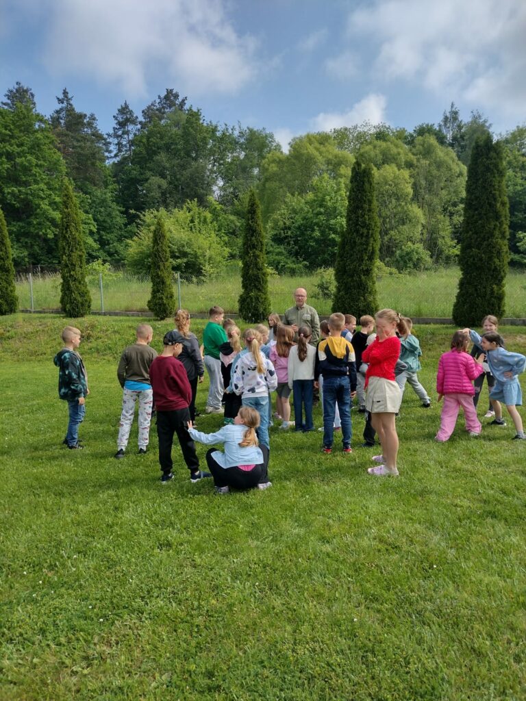 grupa dzieci na łące