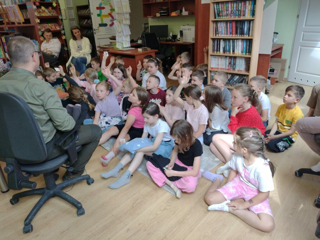 grupa dzieci w bibliotece