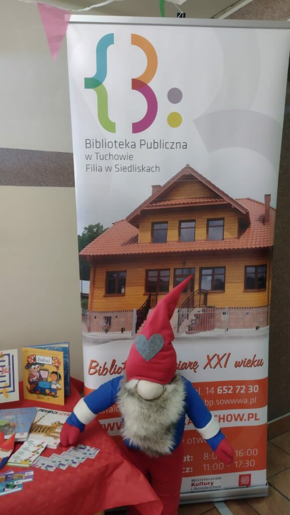 Baner biblioteki i krasnal maskotka