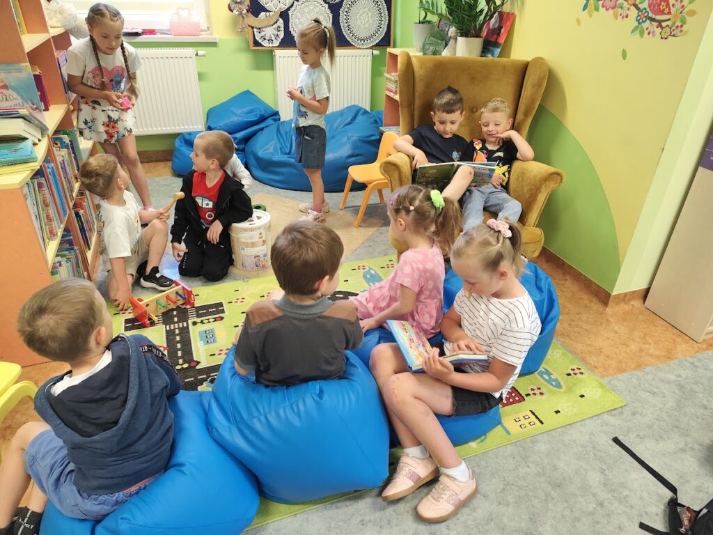 grupa dzieci w bibliotece
