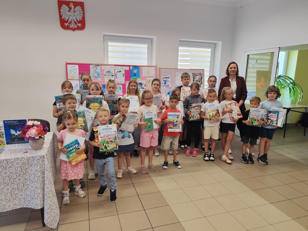 grupa dzieci z dyplomami