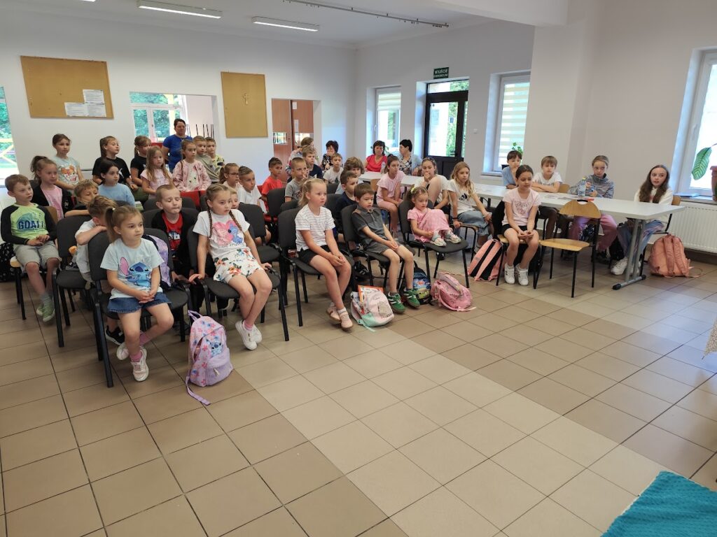 grupa dzieci na sali