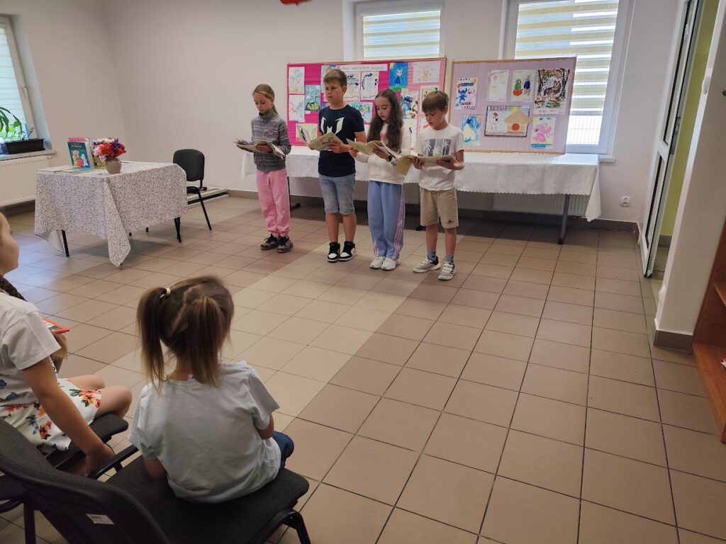 grupa dzieci z nagrodami