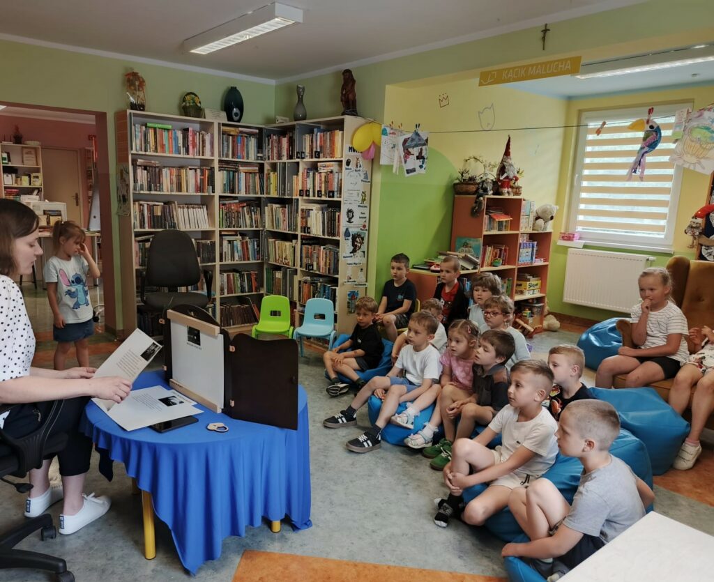 grupa dzieci w bibliotece