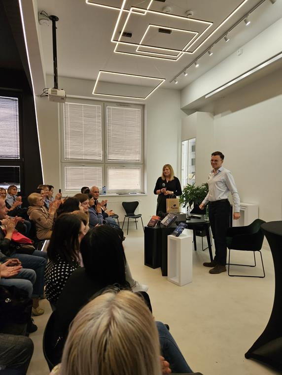 sala wypełniona czytelnikami podczas spotkania autorskiego