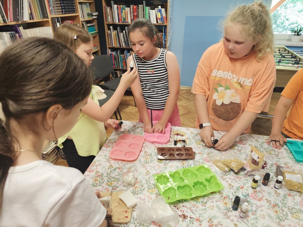 dzieci podczas warsztatów w bibliotece
