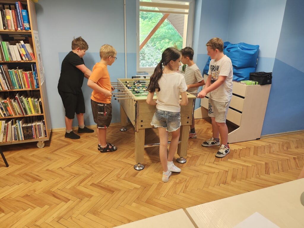 grupa dzieci w bibliotece podczas zabawy