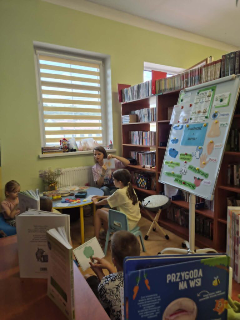 dzieci w bibliotece