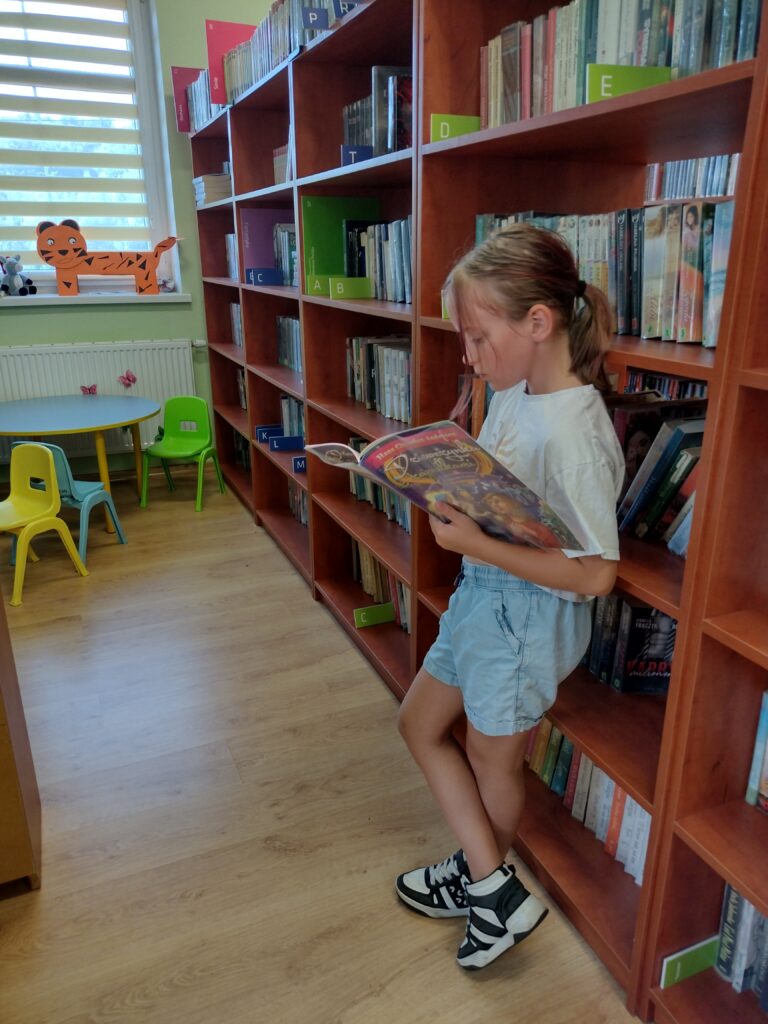dziewczynka w bibliotece