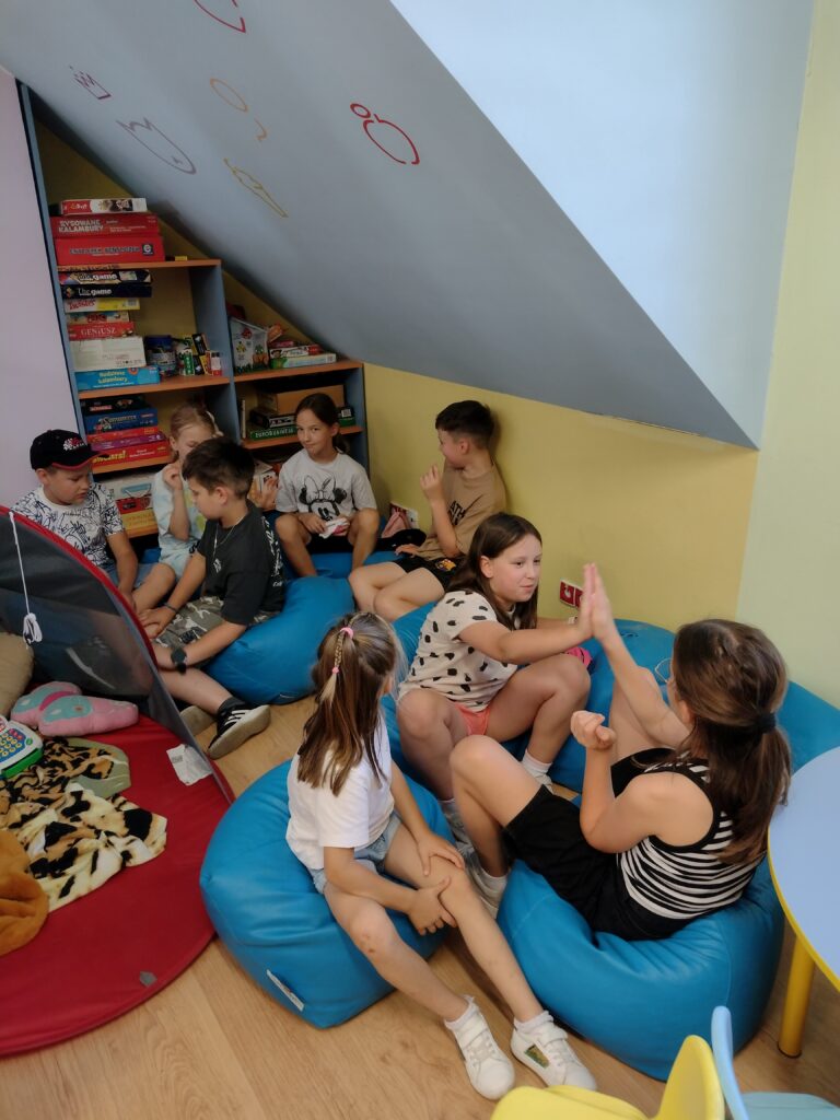 grupa dzieci w bibliotece