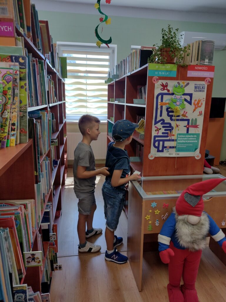 grupa dzieci w bibliotece